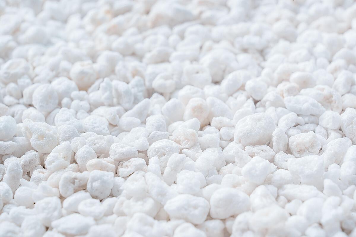 Expanded perlite granulate: the white, porous volcanic mineral